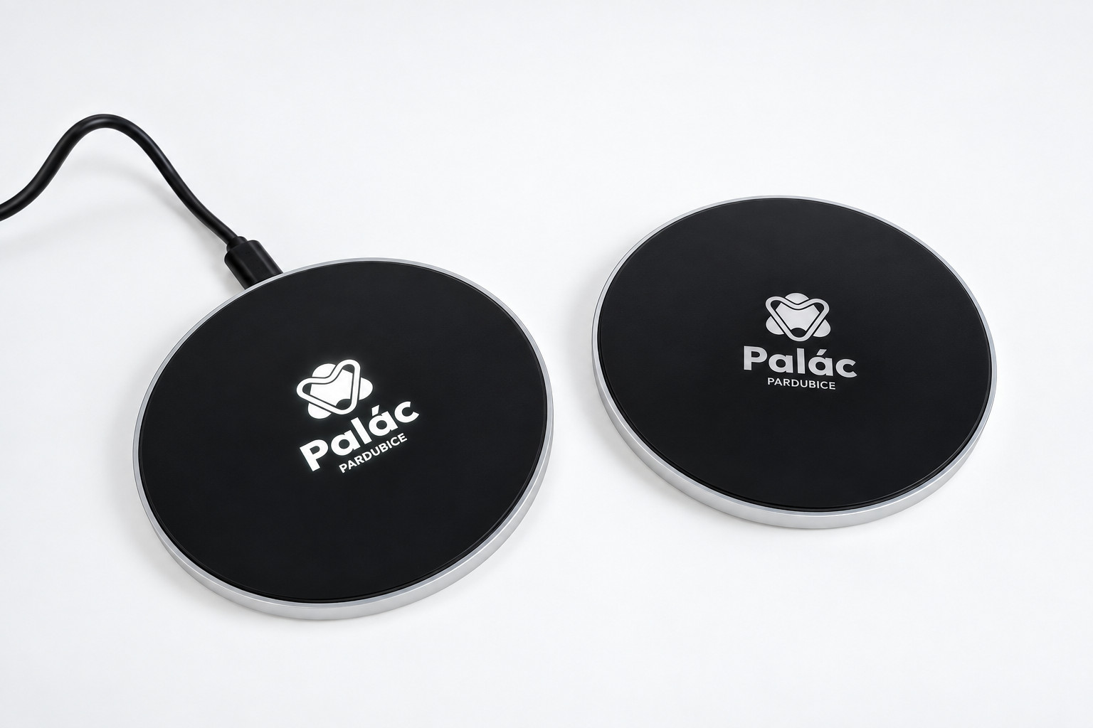 Bezdrátové nabíječky s logem Palác Pardubice