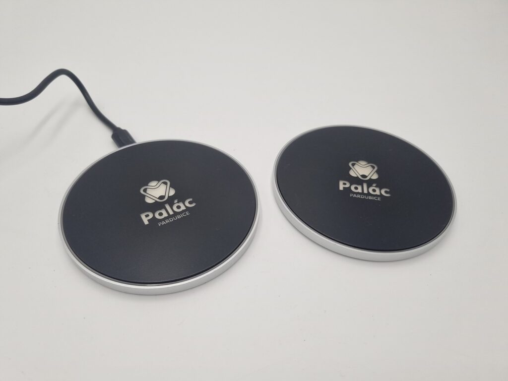 Dvě bezdrátové nabíječky s potiskem Palác Pardubice
