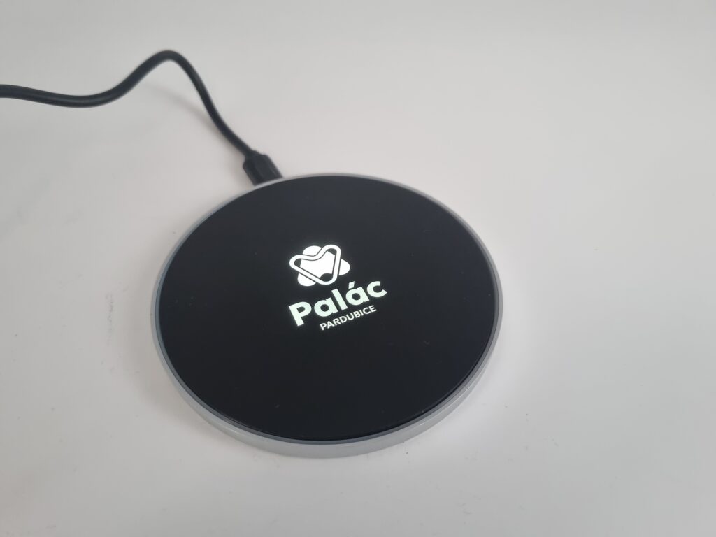 Bezdrátová nabíječka s bílým logem Palác Pardubice