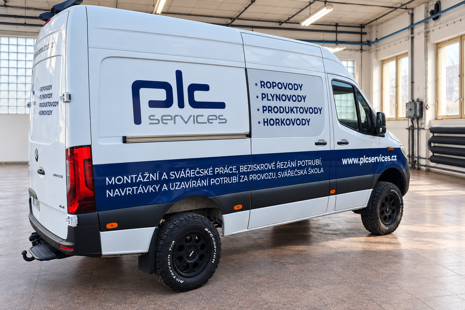 Valník VW Crafter s polepem plc services