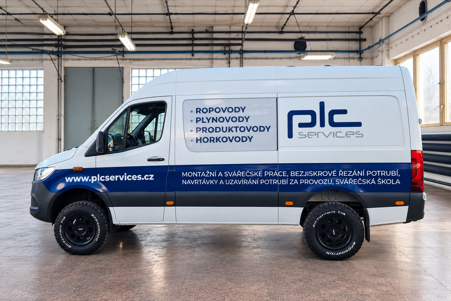 Modrý VW Crafter s polepem plc services
