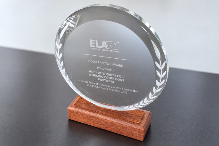 Skleněná trofej s pískovaným logem agentury ELA