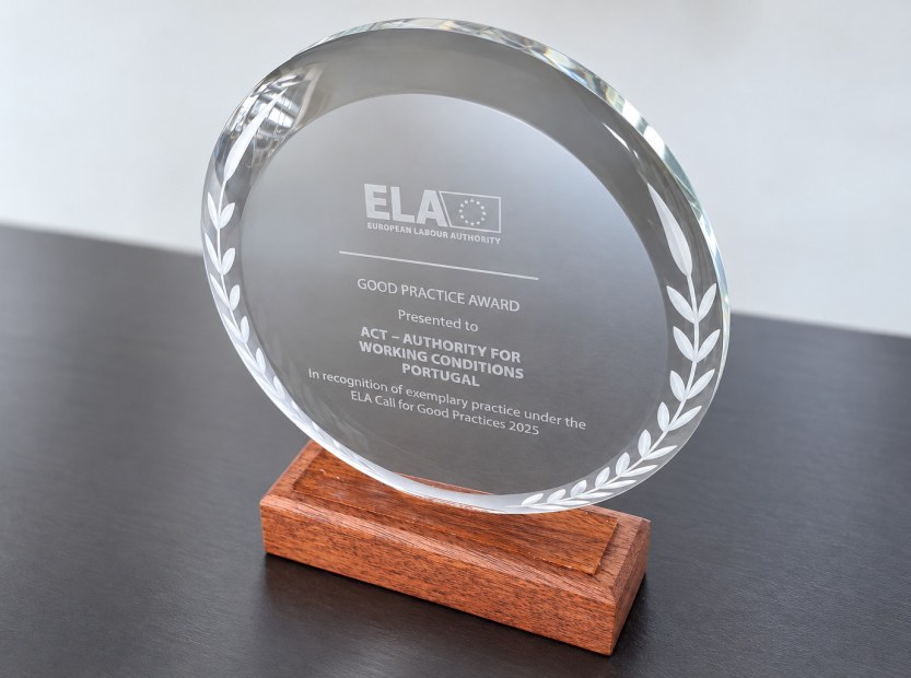 Skleněná trofej s pískovaným logem agentury ELA