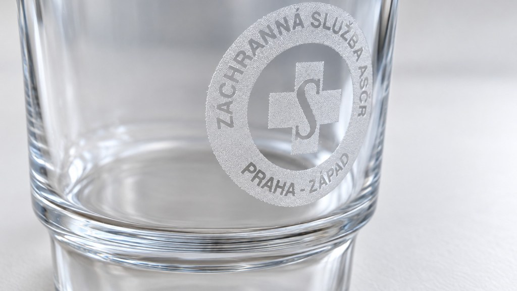 Sklenice s pískovaným znakem záchranné služby Praha