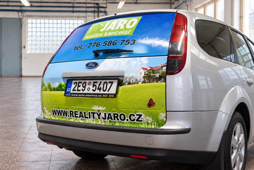 Zadní polep vozu realitní kanceláře JARO