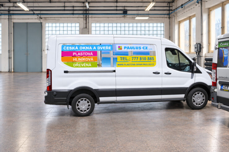 Bílý Ford Transit s polepem PAULUS Česká okna a dveře