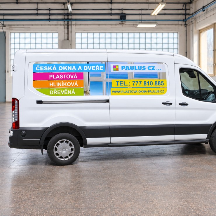 Bílý Ford Transit s polepem PAULUS Česká okna a dveře