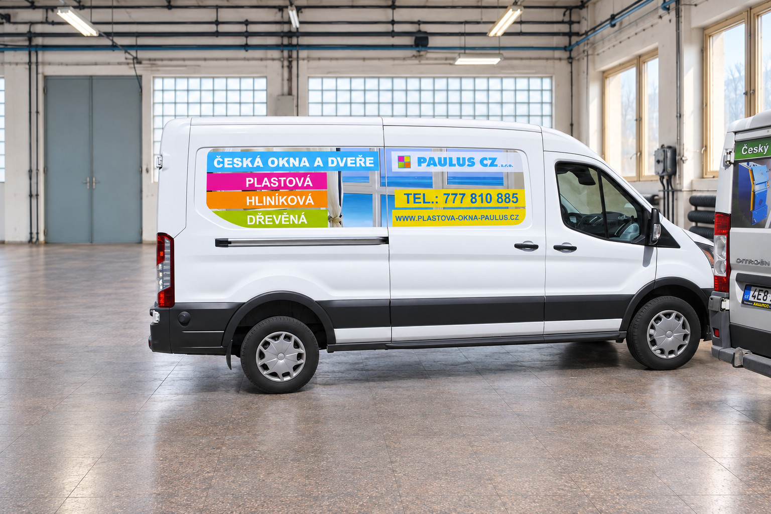 Bílý Ford Transit s polepem PAULUS Česká okna a dveře