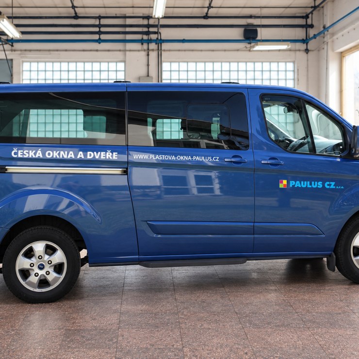Modrý Ford Transit Custom s polepem PAULUS CZ