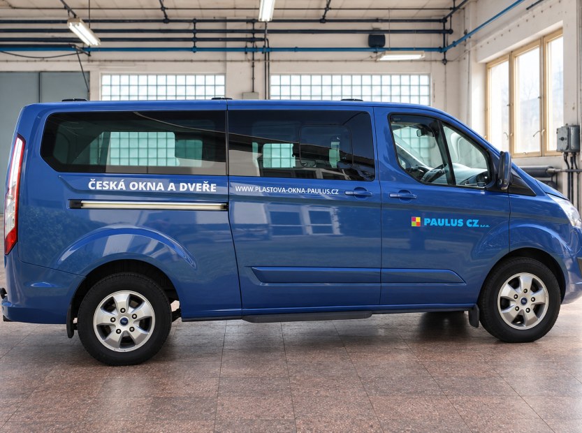 Modrý Ford Transit Custom s polepem PAULUS CZ