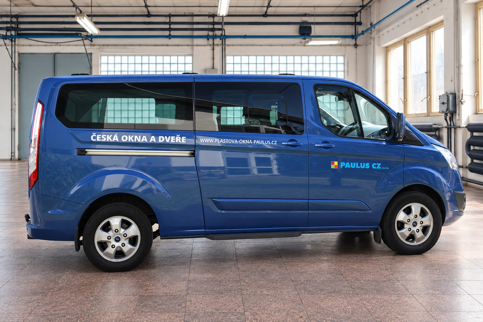 Modrý Ford Transit Custom s polepem PAULUS CZ