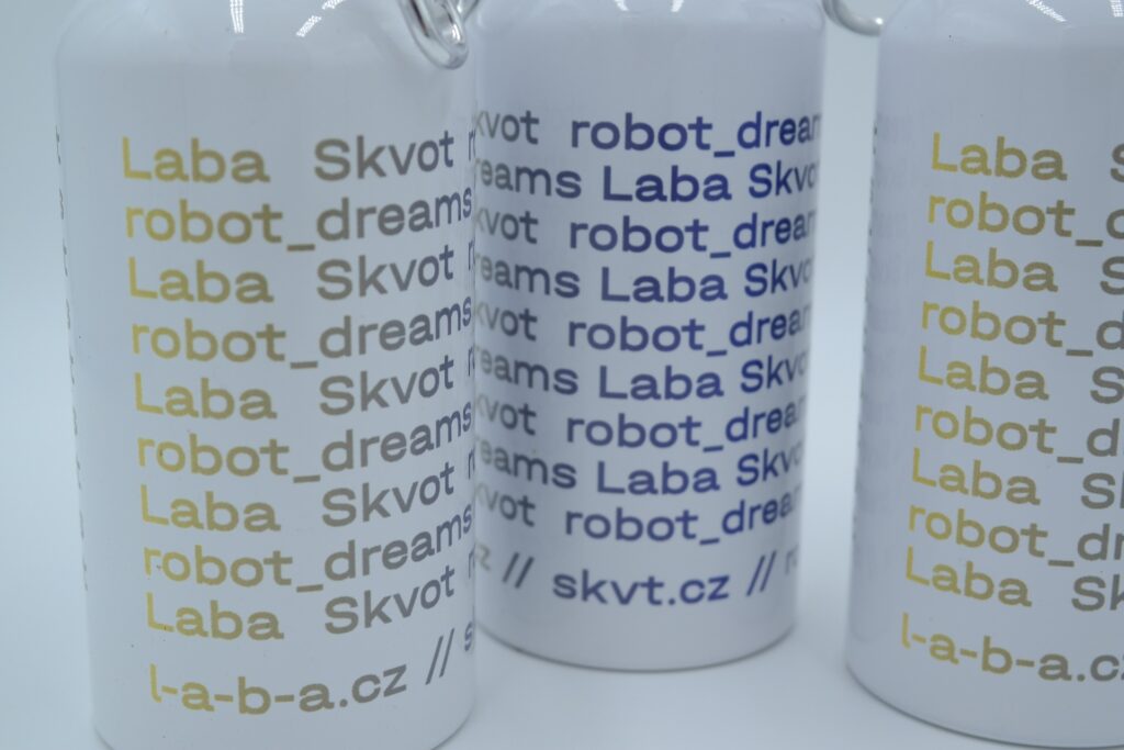 Detail celoplošného potisku lahve Laba