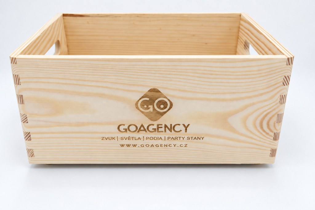 Otevřená dřevěná bedna s gravírovaným logem GO Agency