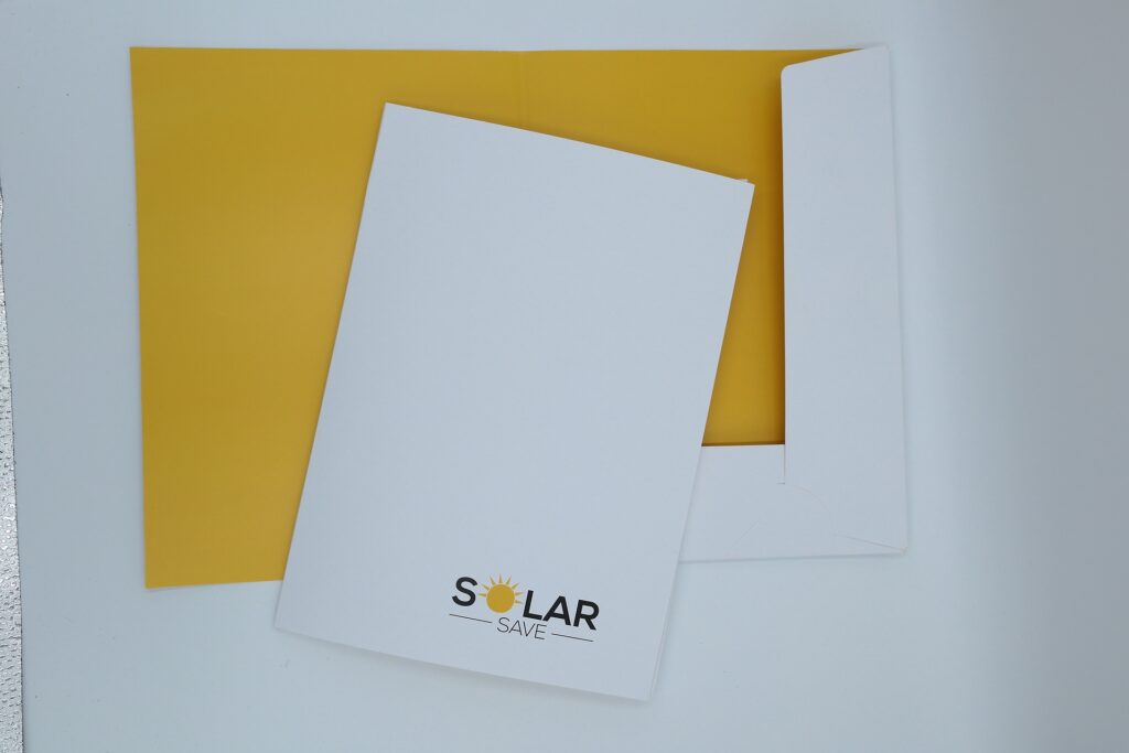 Bílé přání s logem Solar Save a žlutá obálka
