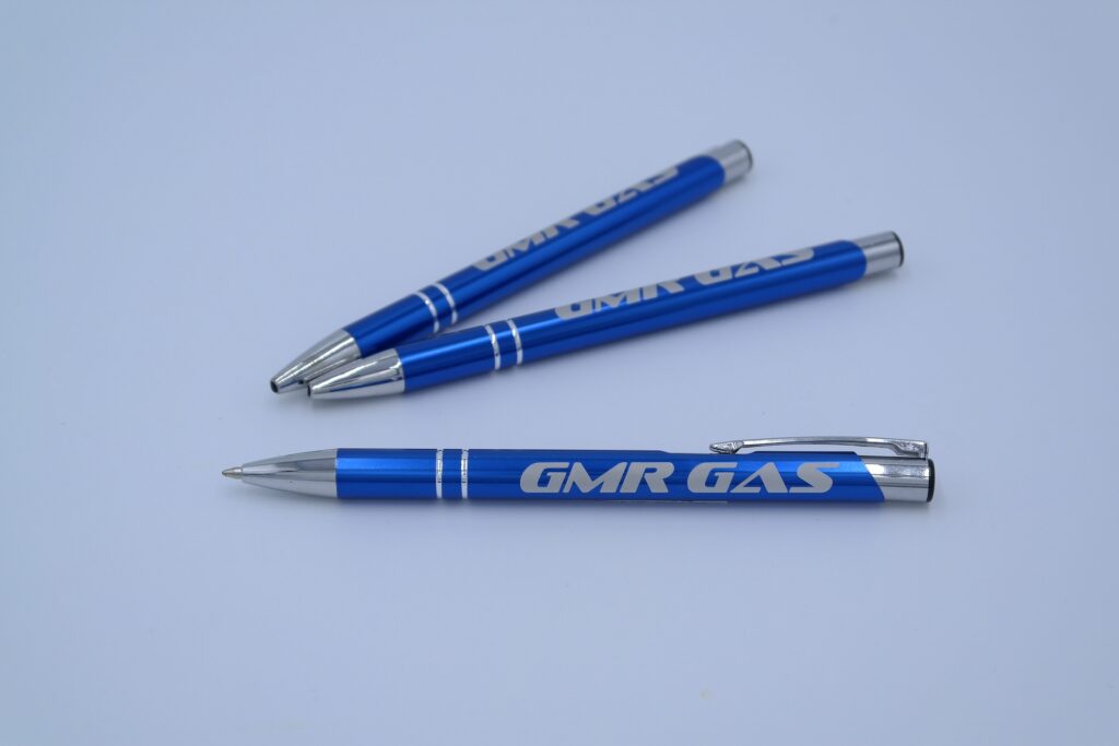 Tři modré propisky s gravírem GMR GAS