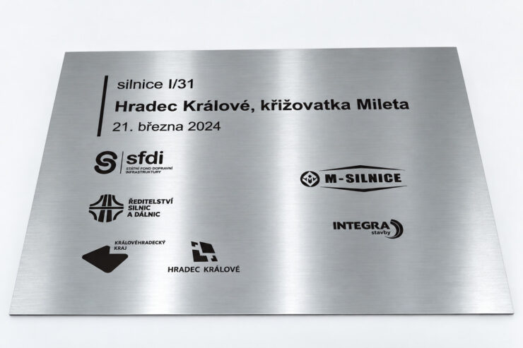 Nerezová pamětní deska křižovatka Mileta Hradec Králové
