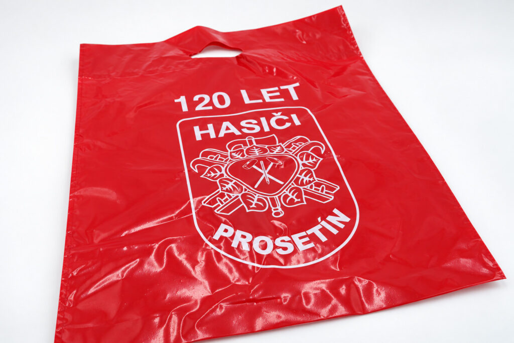 Červené tašky k výročí hasičů Prosetín