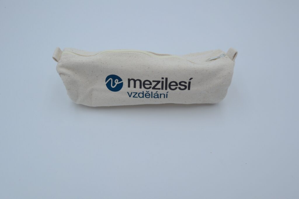 Penál Mezilesí vzdělání z boku