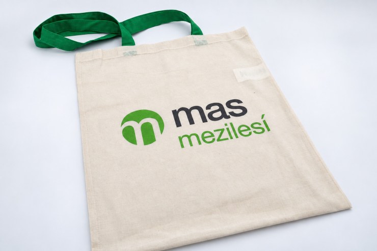 Plátěná taška se zelenými uchy a logem MAS Mezilesí