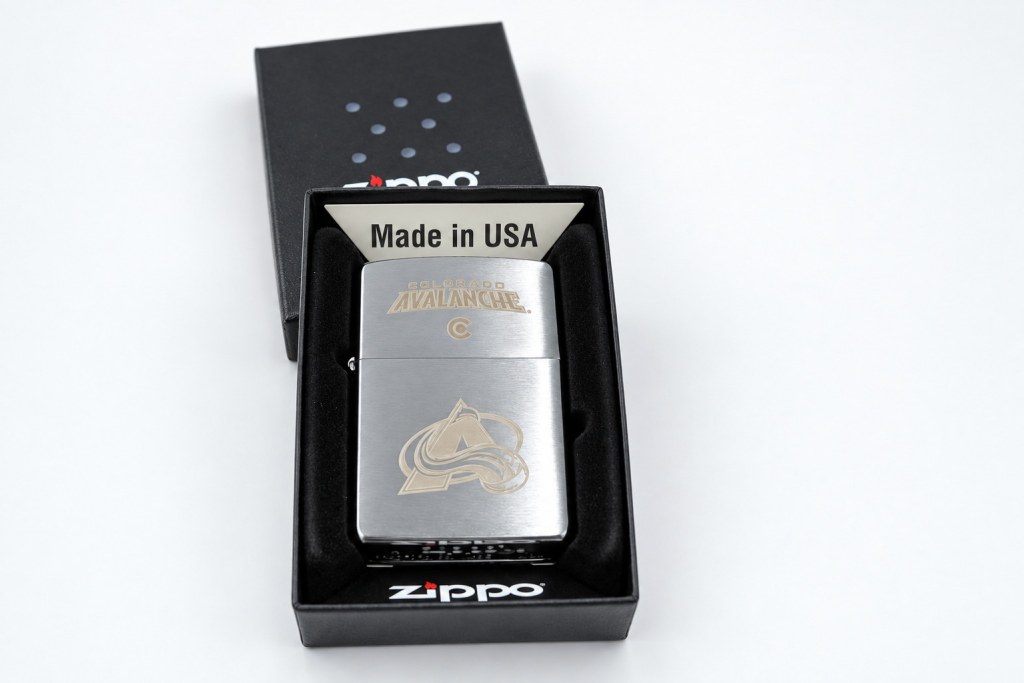 Zippo s gravírovanou parní lokomotivou