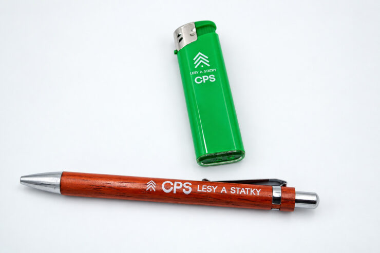 Zelený zapalovač a dřevěná propiska CPS Lesy a statky