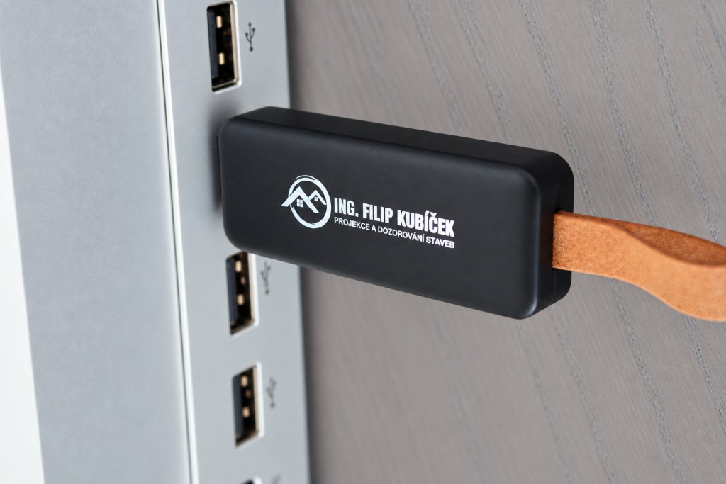 Černý USB disk s potiskem Ing. Filip Kubíček