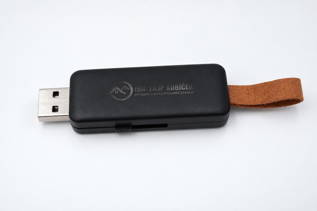 USB s koženým poutkem – detail