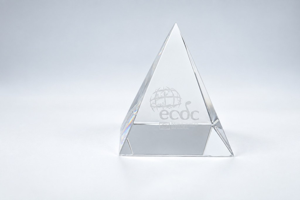 Skleněná pyramida s 3D gravírem uvnitř
