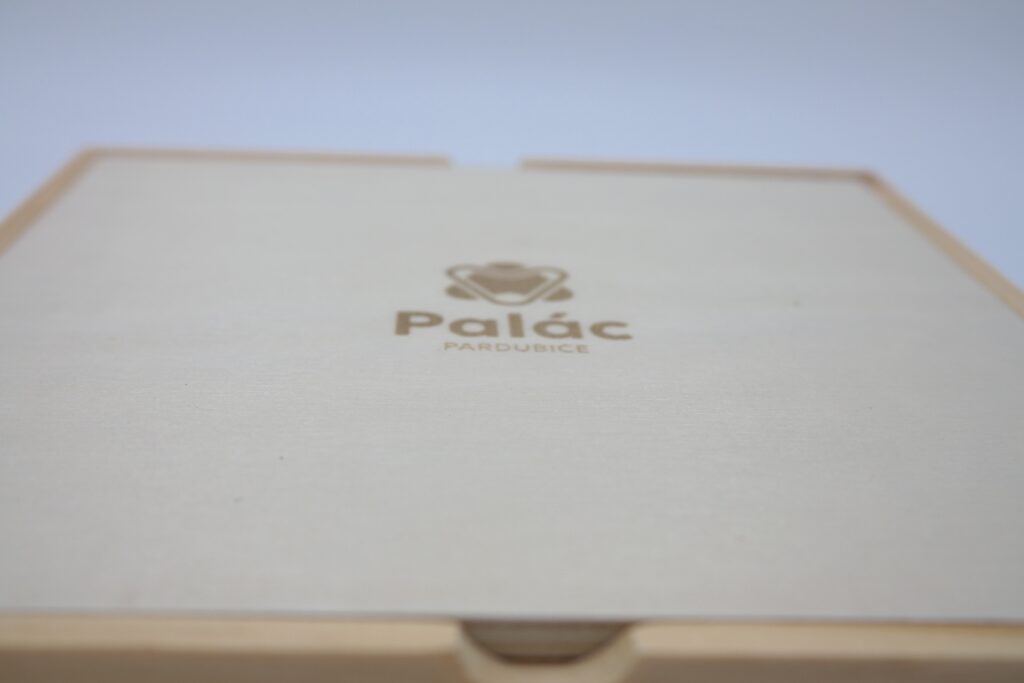 Gravírované logo Palác Pardubice na víku dřevěné bedýnky