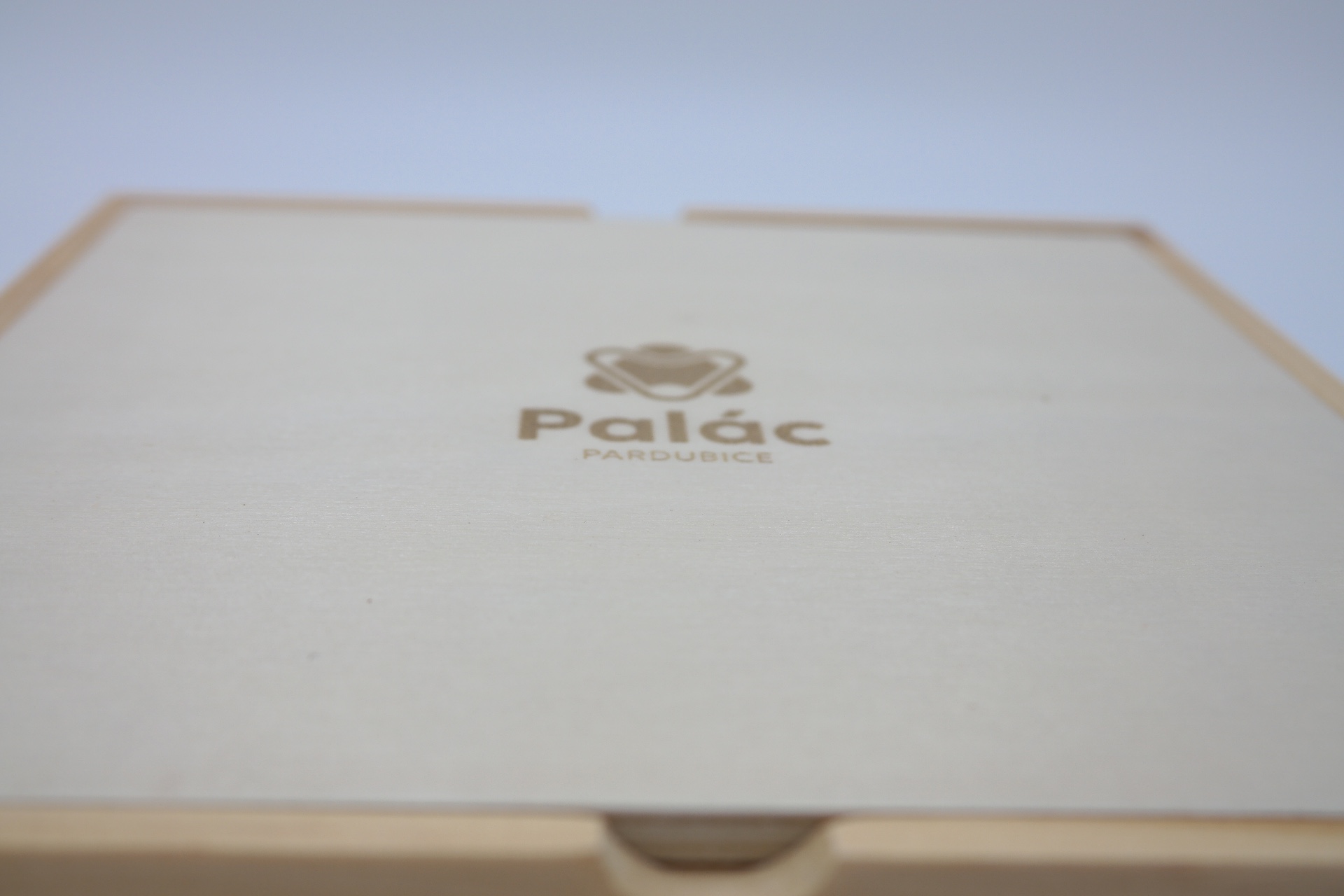 Gravírované logo Palác Pardubice na víku dřevěné bedýnky