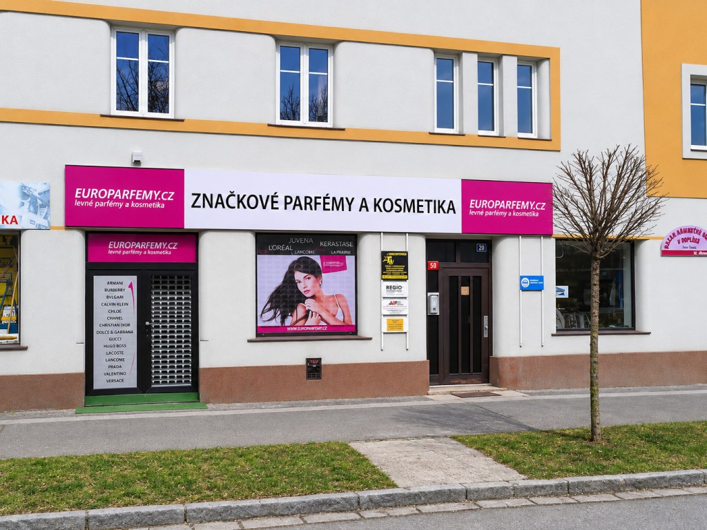 Výlohy prodejny Europarfemy s růžovými polepy