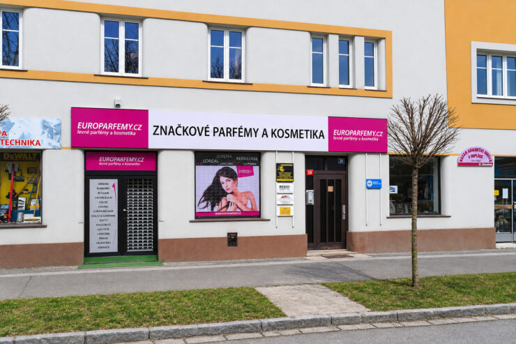 Výlohy prodejny Europarfemy s růžovými polepy