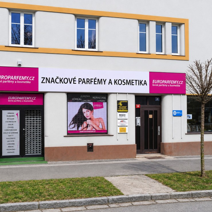 Výlohy prodejny Europarfemy s růžovými polepy