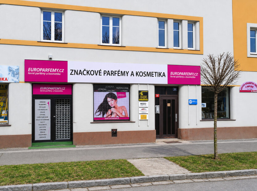 Výlohy prodejny Europarfemy s růžovými polepy