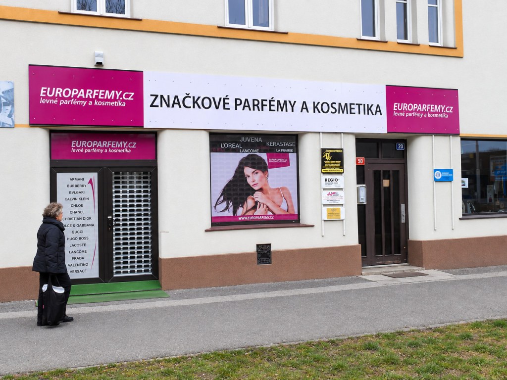 Polep výlohy Europarfemy – vstup