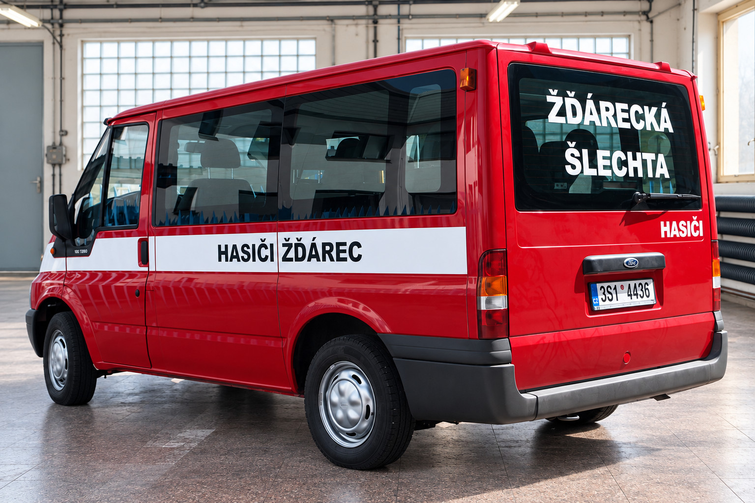Červený Ford Transit s polepem Hasiči Žďárec
