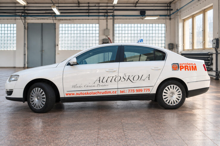 VW Passat s polepem Autoškola PRIM Chrudim