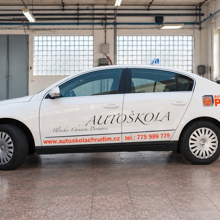 VW Passat s polepem Autoškola PRIM Chrudim