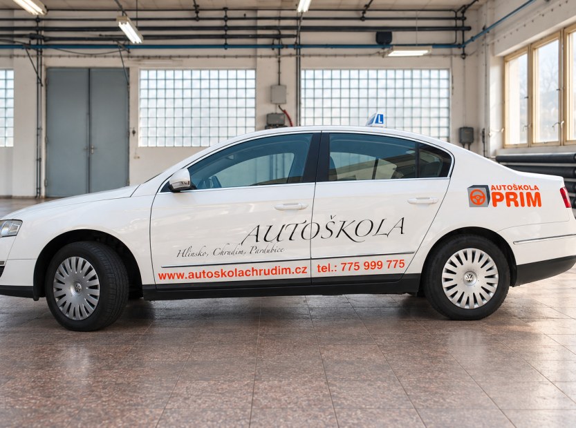 VW Passat s polepem Autoškola PRIM Chrudim