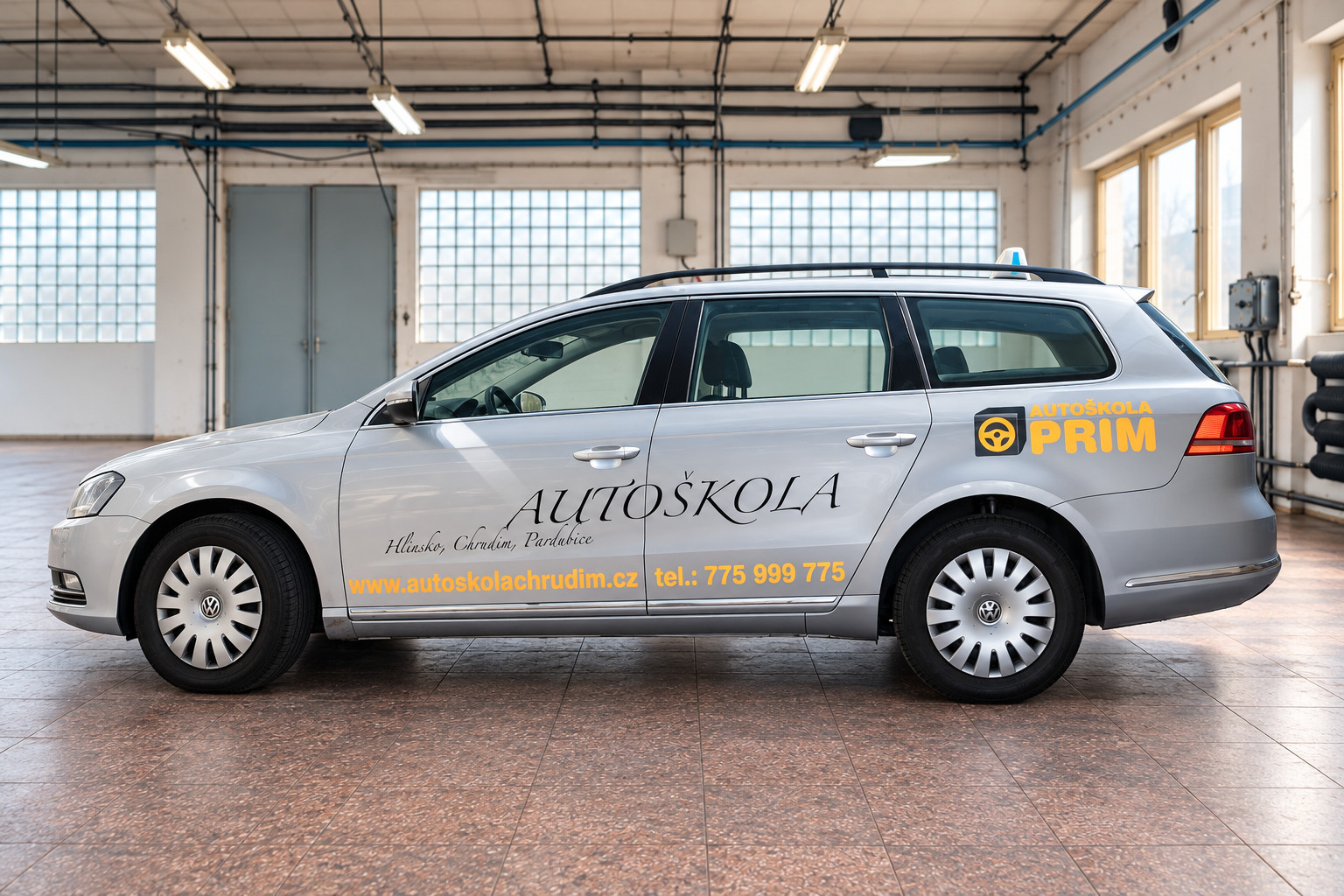 Passat autoškoly se střešní cedulí