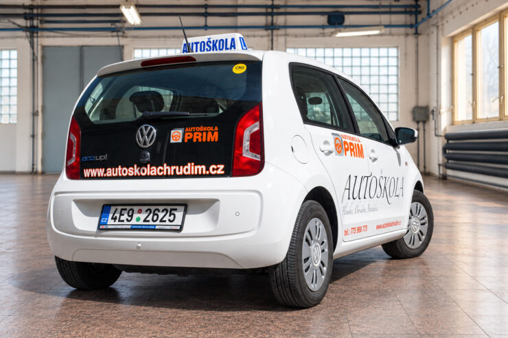 VW Up s polepem Autoškola PRIM