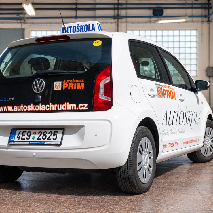 VW Up s polepem Autoškola PRIM