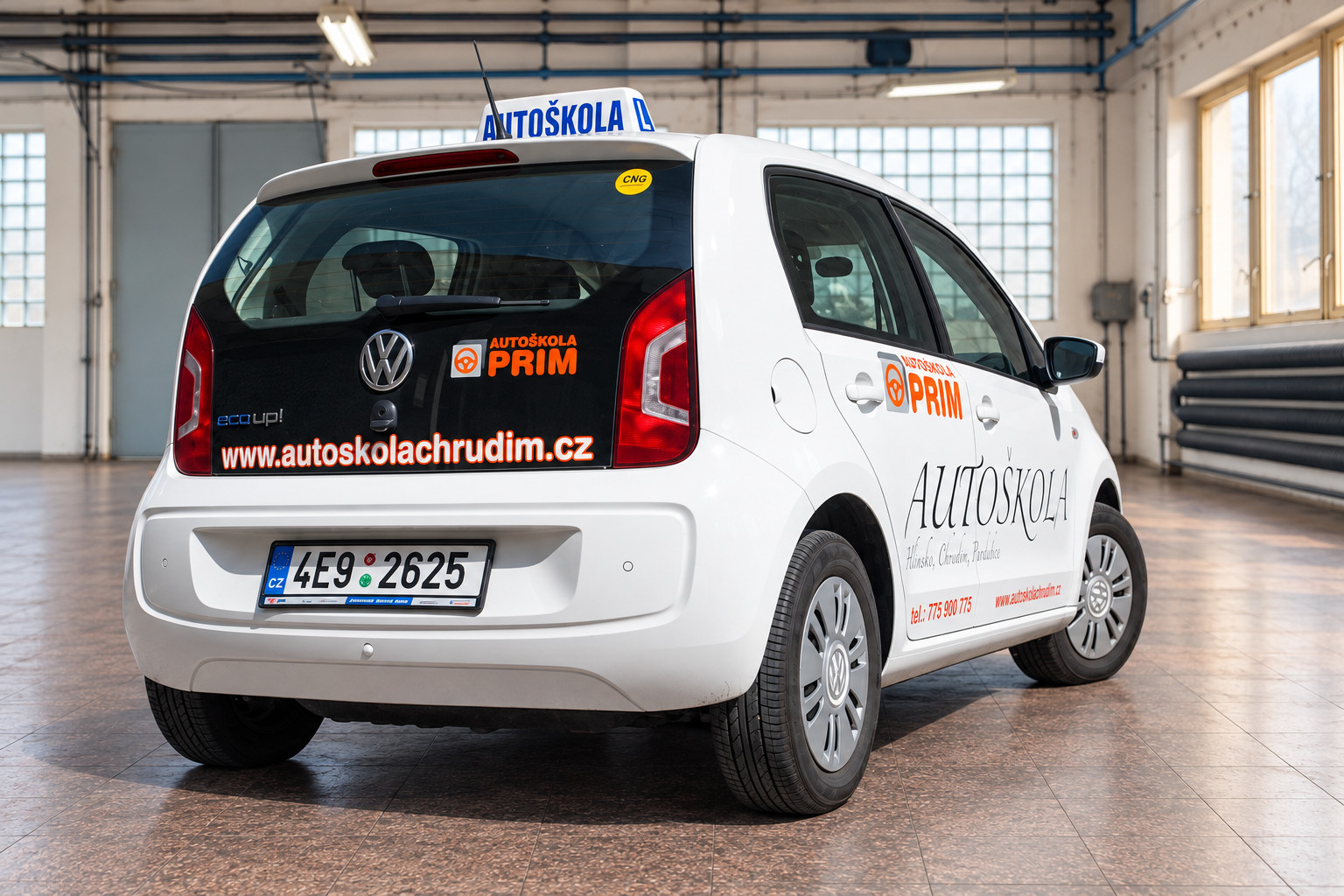 VW Up s polepem Autoškola PRIM