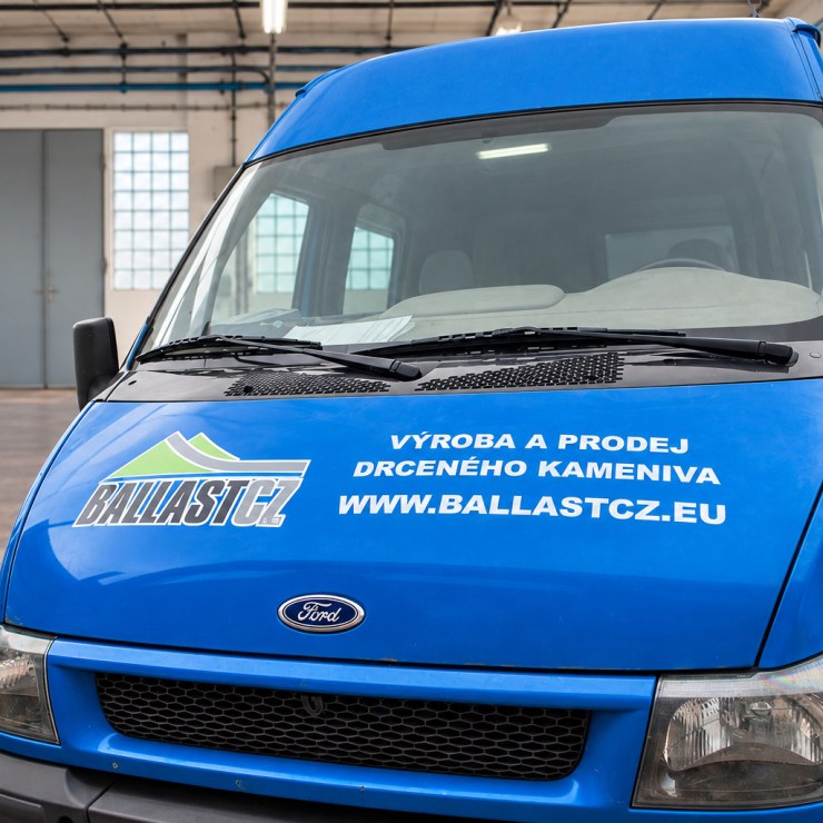 Modrý Ford Transit s polepem BALLAST