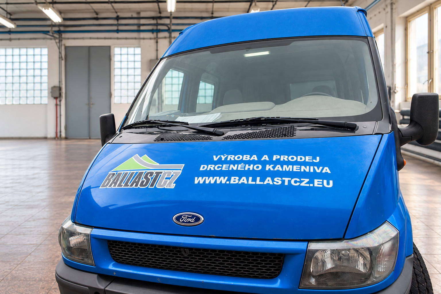 Modrý Ford Transit s polepem BALLAST
