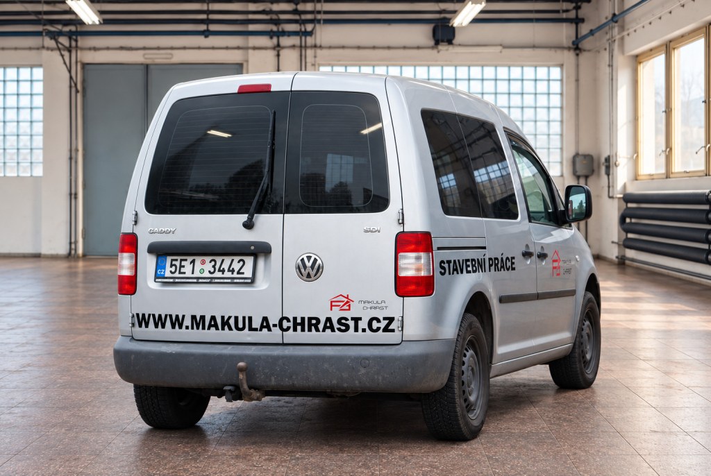 Caddy Makula – zadní pohled s webem