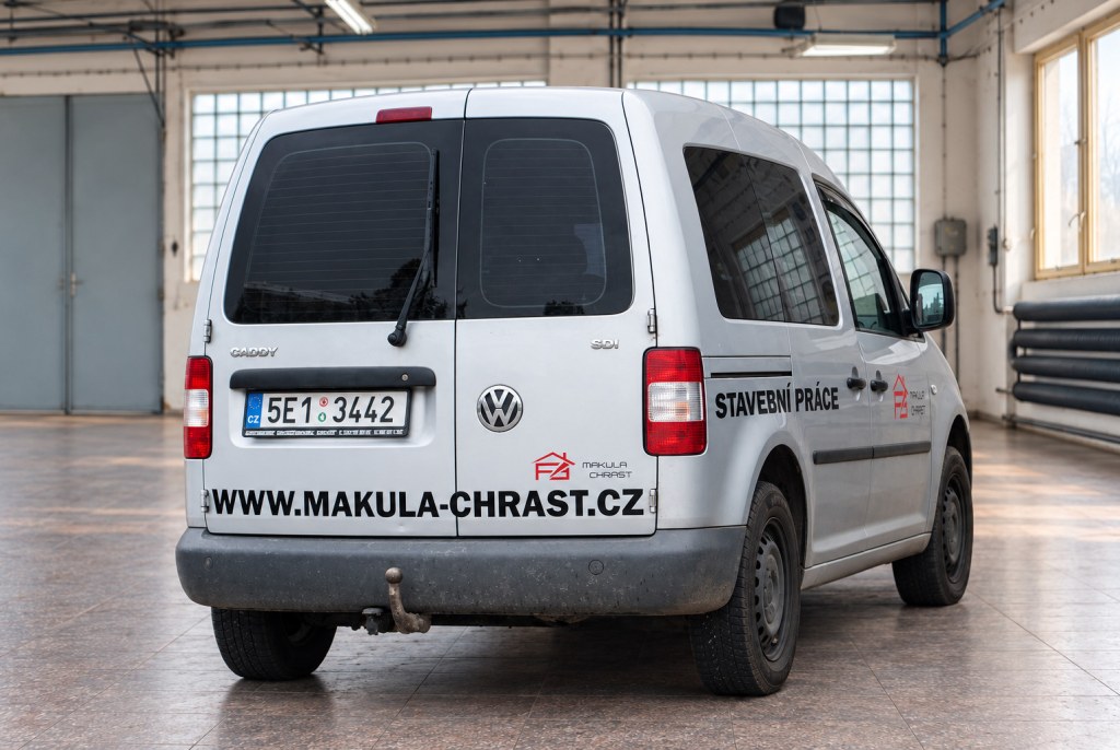 VW Caddy s polepem Makula Chrast stavební práce