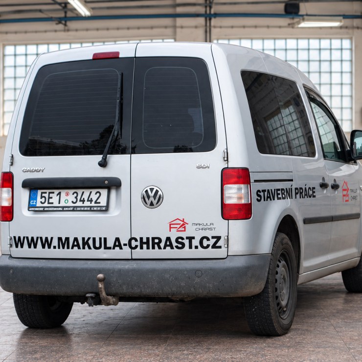 VW Caddy s polepem Makula Chrast stavební práce