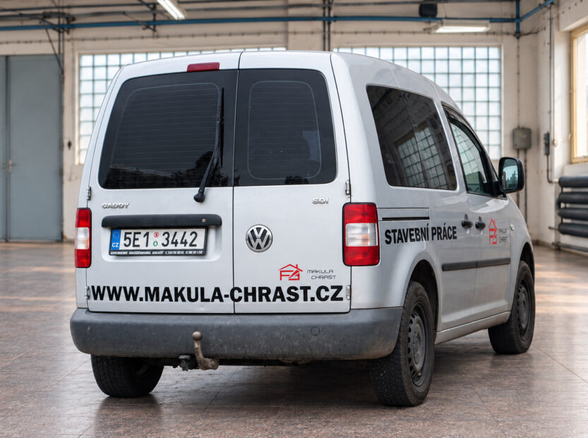 VW Caddy s polepem Makula Chrast stavební práce