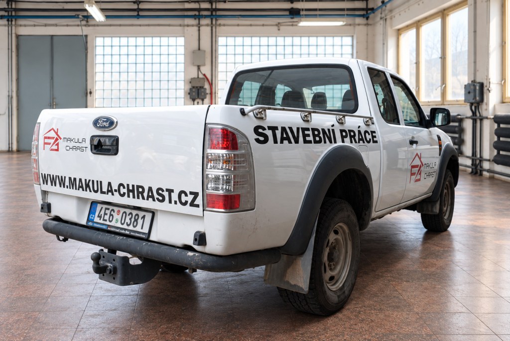 Ford Ranger s polepem Makula stavební práce